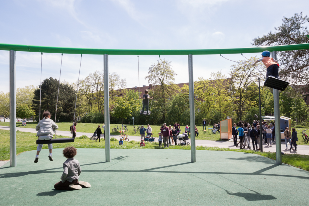 Schaukelnde Kinder auf der Horner Geest